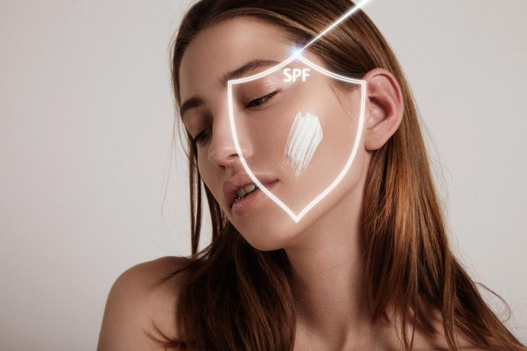 Mujer con protector solar facial