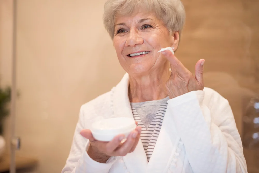 Mujer aplicando su crema protectora para adultos