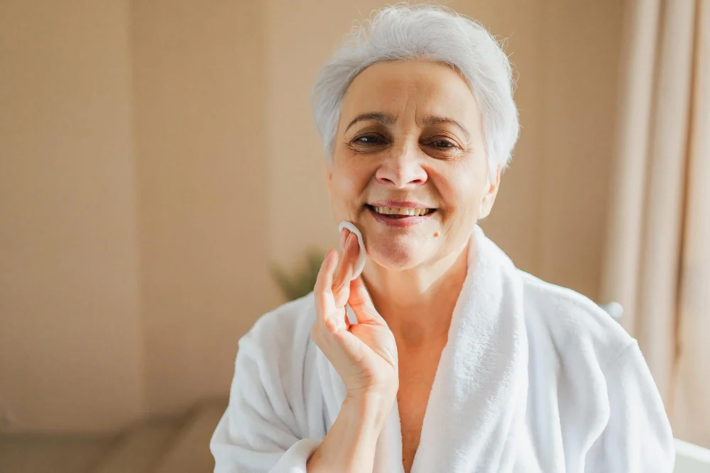 Mujer utilizando crema protectora para adultos
