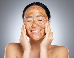 Mujer haciéndose una exfoliación en todo su rostro