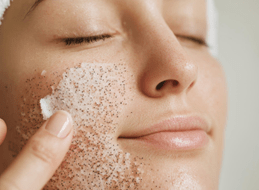 Mujer haciendo exfoliación en su rostro